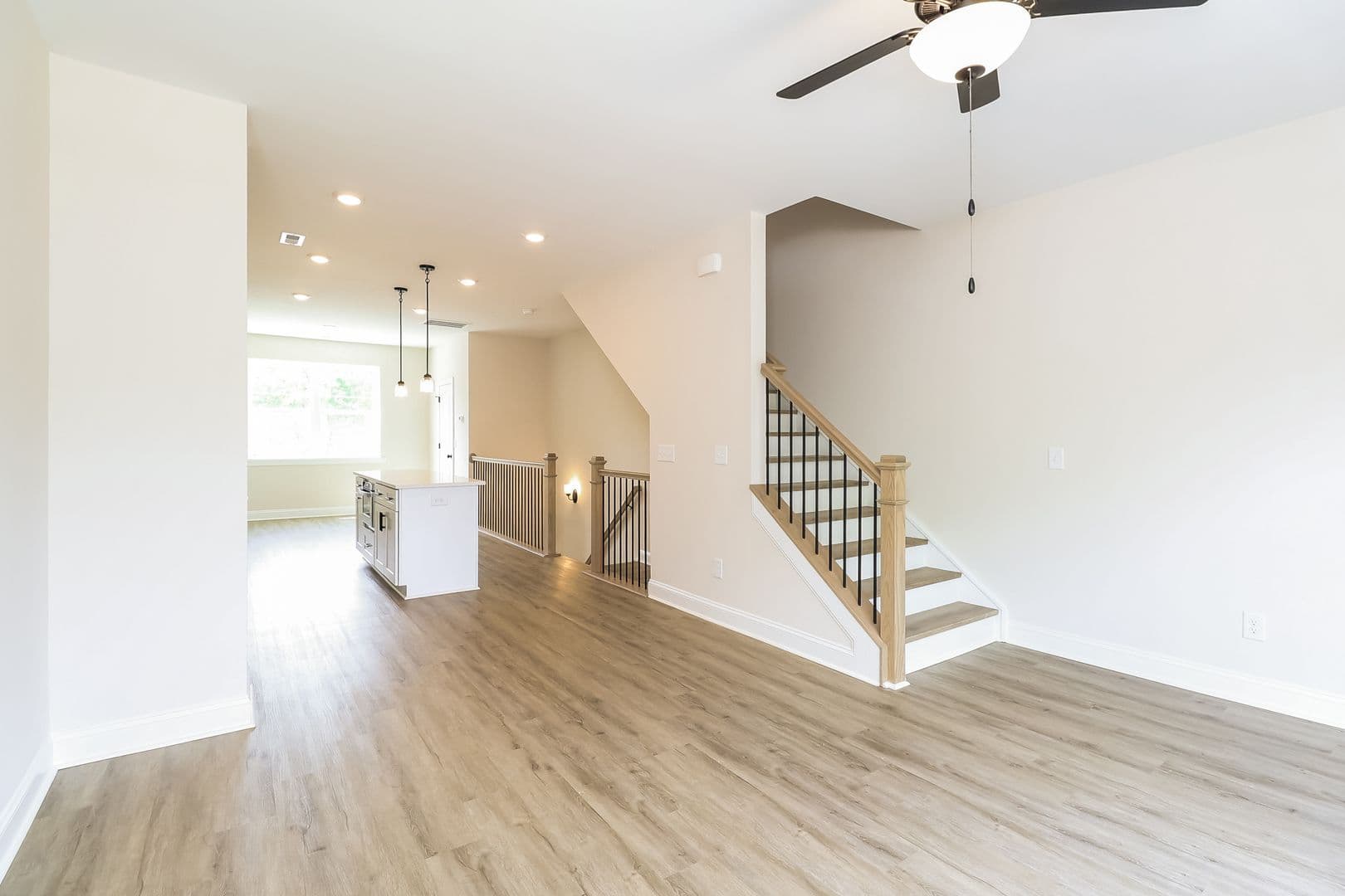 728 Drakeford Ct — photo 3