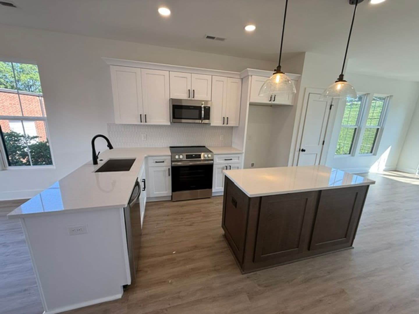 6010 Old Pineville Rd — photo 3